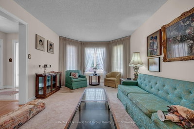 1911 Rosebank Road — photo 6