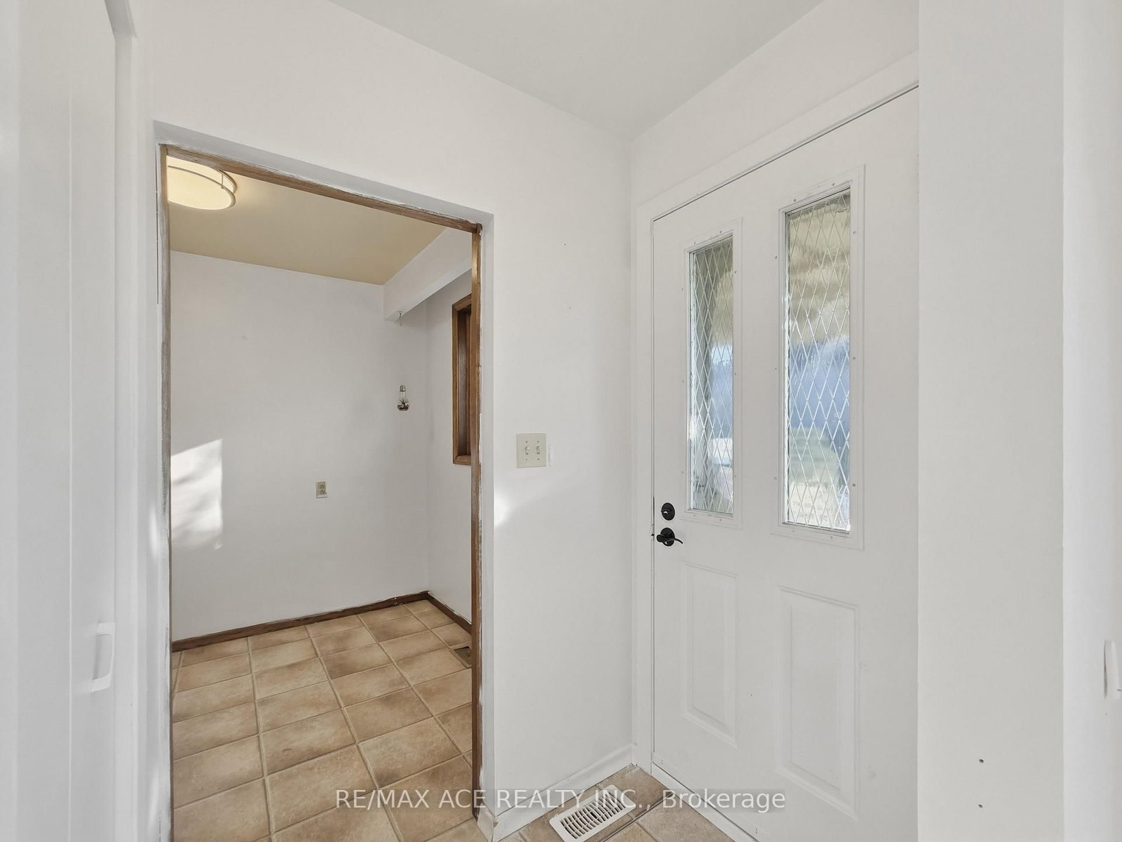 1385 Park Road S • Oshawa, ON photo 2
