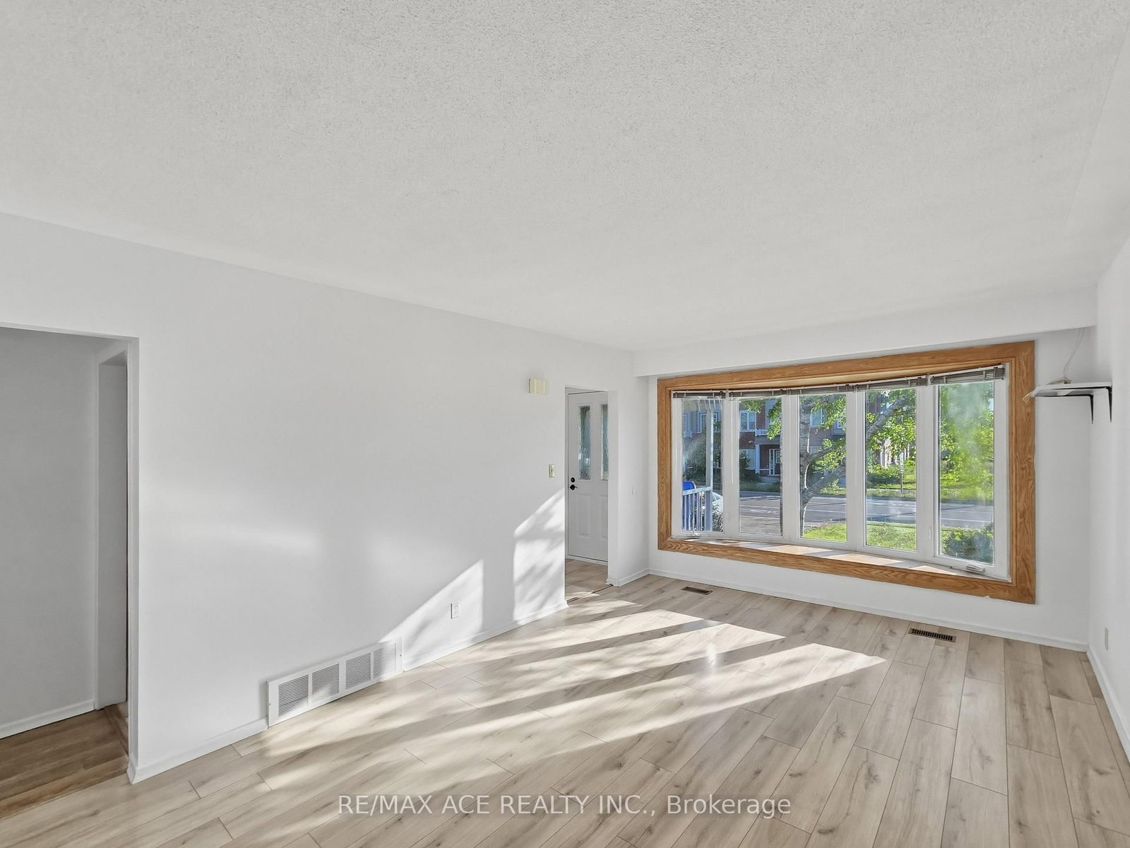 1385 Park Road S • Oshawa, ON photo 3