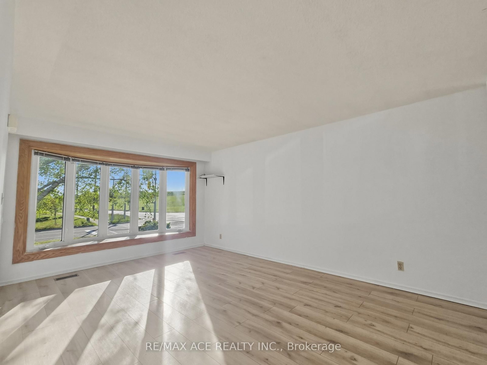 1385 Park Road S • Oshawa, ON photo 4