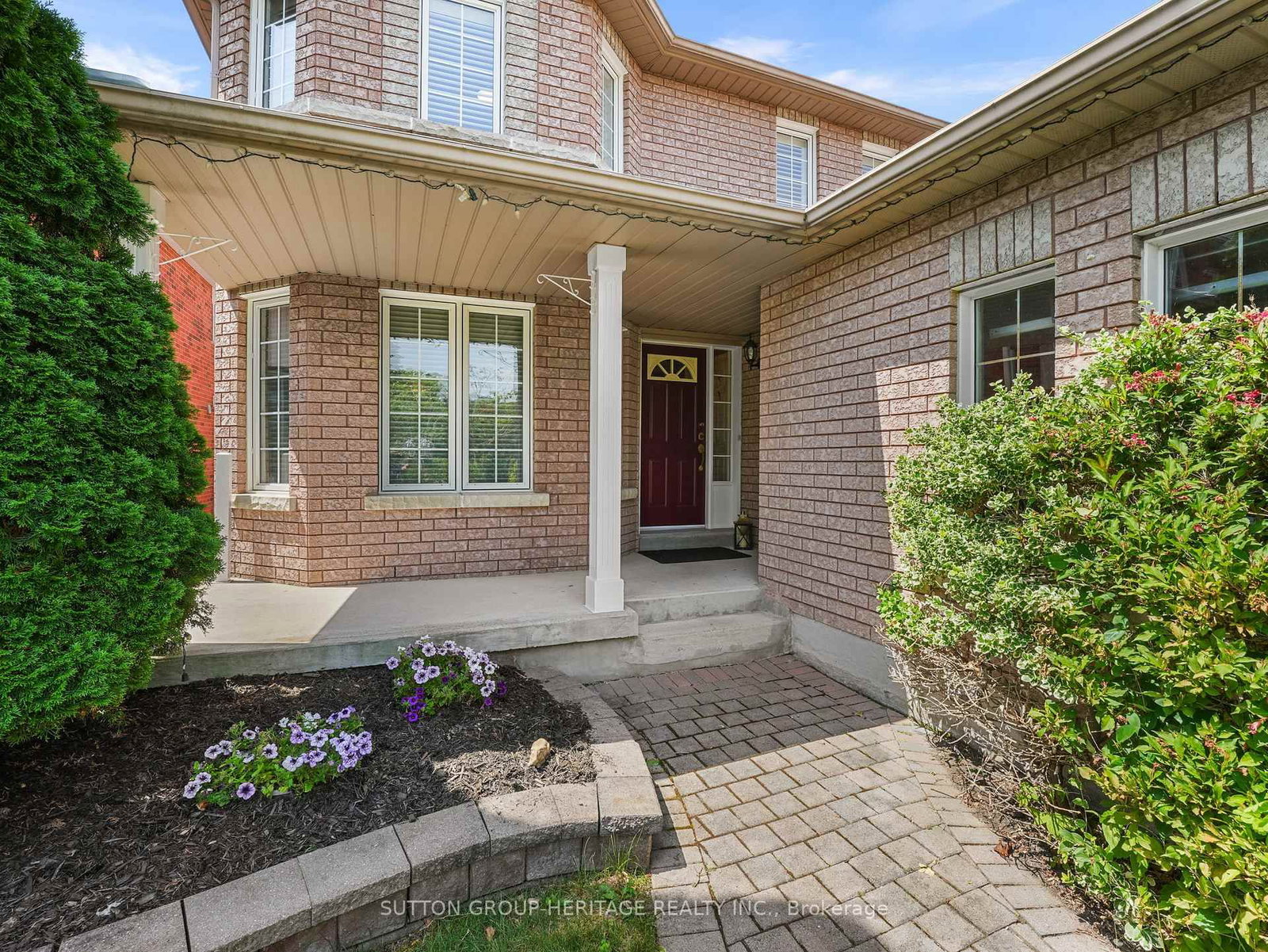 51 Annie Ajax,Ontario L1T 3X6 — Photo 2
