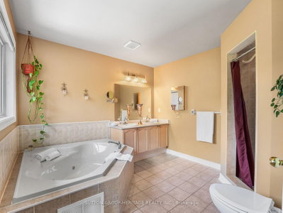 51 Annie Ajax,Ontario L1T 3X6 — Photo 20