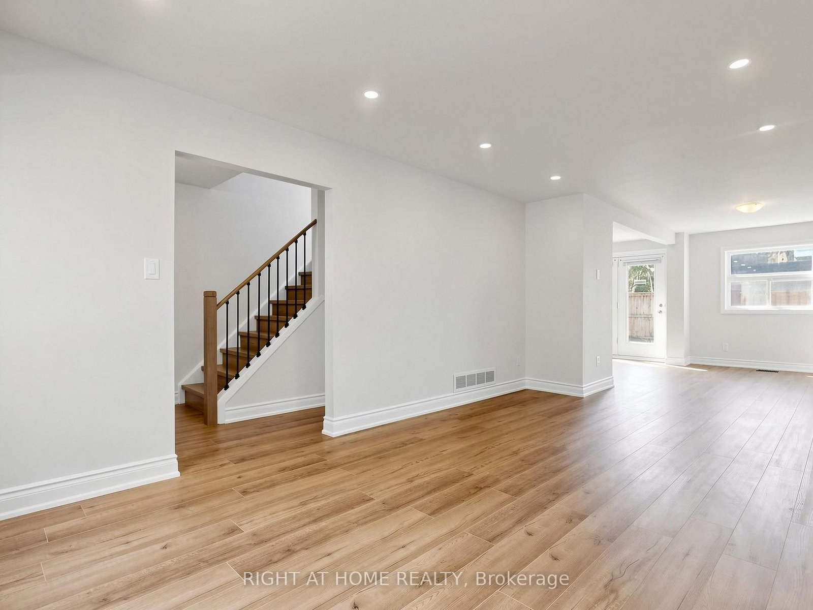 1332 Fenelon Crescent • Oshawa, ON photo 6