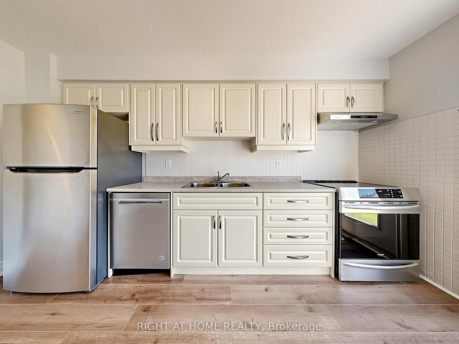 1332 Fenelon Crescent • Oshawa, ON photo 8