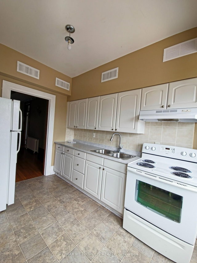 Upper #2 - 1110 Simcoe Street S