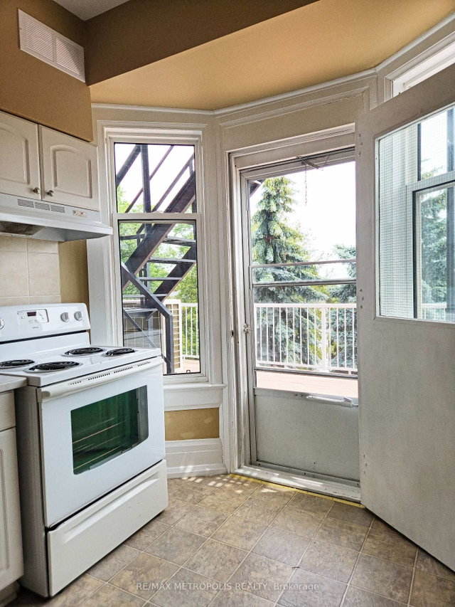 Upper #2 - 1110 Simcoe Street S