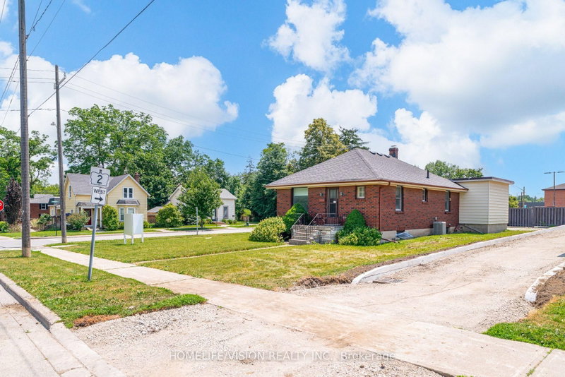 133 Mary St E photo 2