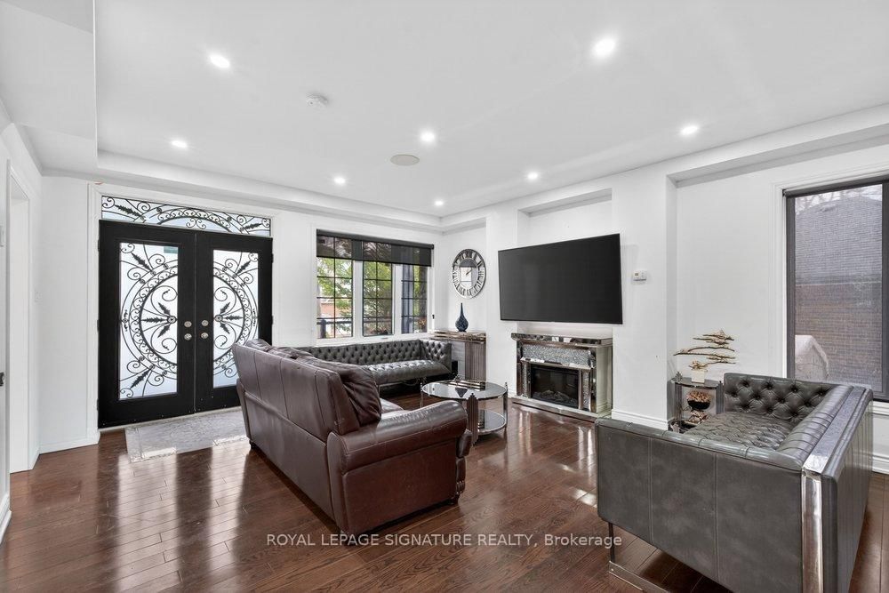 32 Cliffcrest Drive • Toronto, ON photo 8