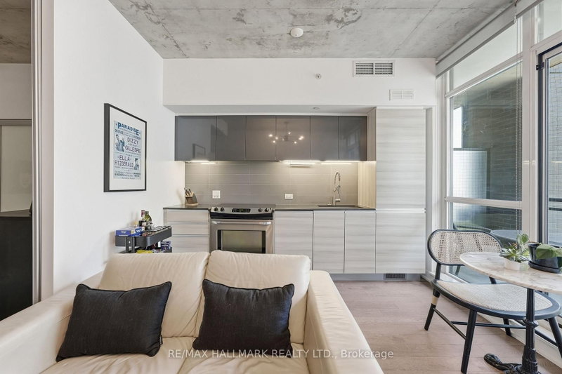 323 - 1190 Dundas Street E