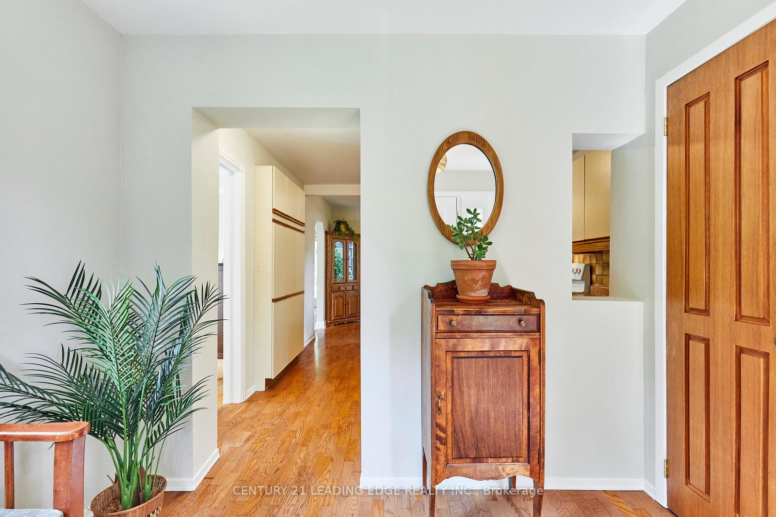 19 Scarboro Crescent • Toronto, ON photo 6