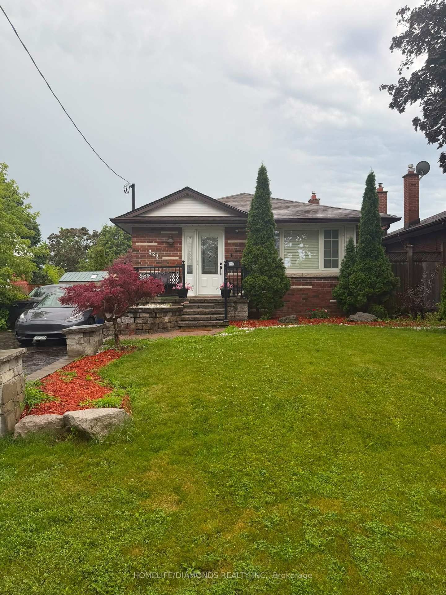 323 Ridgeway Avenue • Oshawa, ON photo 1