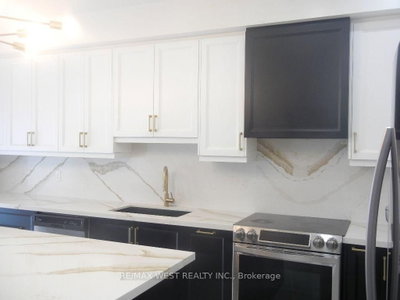 12 Waterstone Way • Whitby, ON photo 7