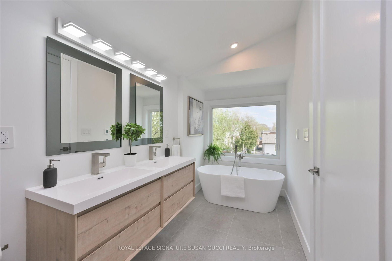 223 Queensdale Avenue • Toronto, ON photo 18
