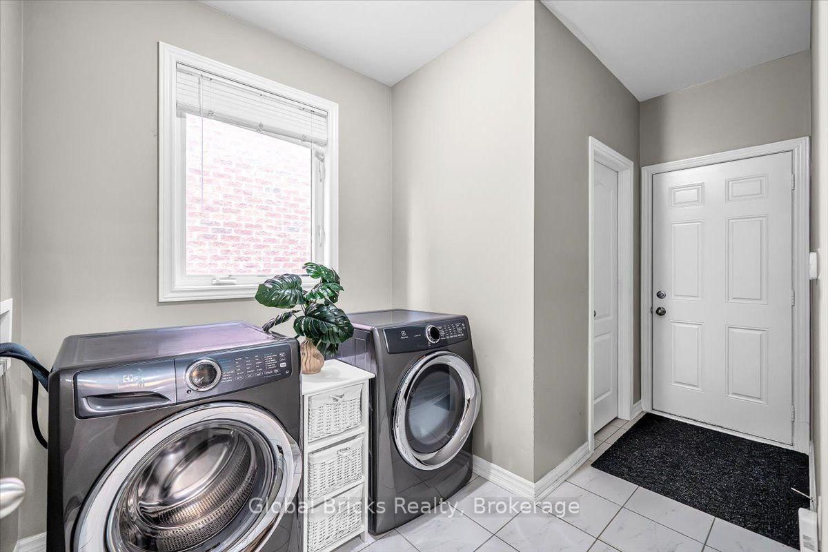 47 Holyrod Drive • Clarington, ON photo 12