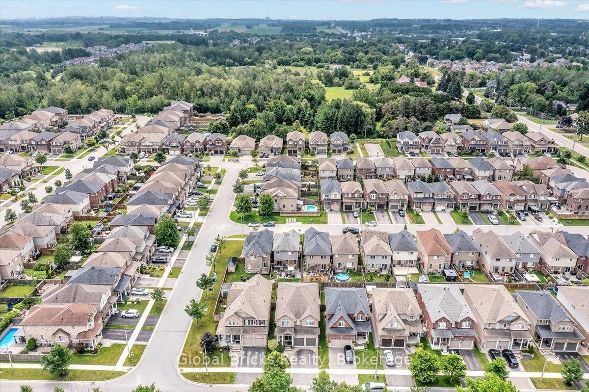 47 Holyrod Drive • Clarington, ON photo 4