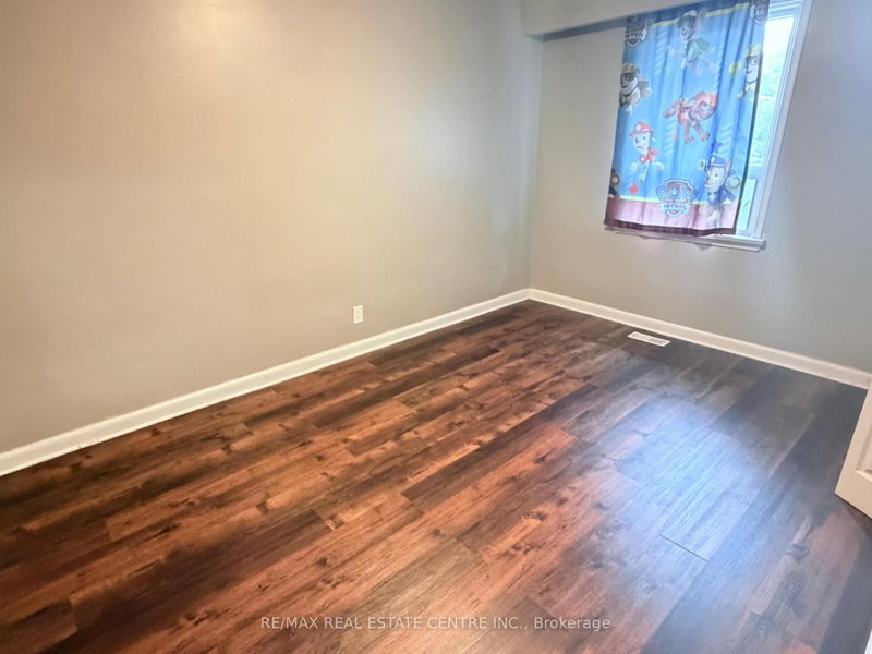 52 Sharbot Avenue