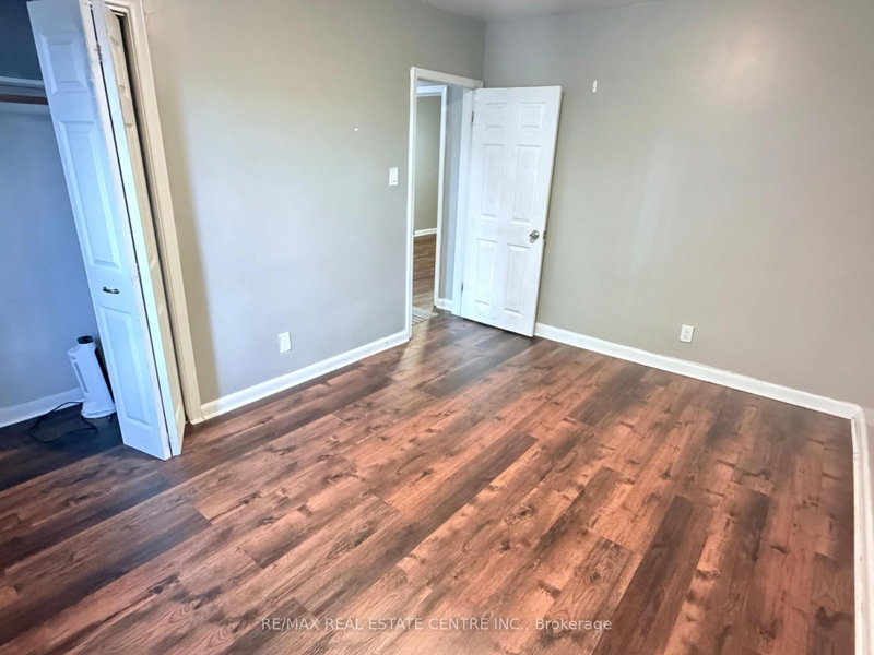 52 Sharbot Avenue