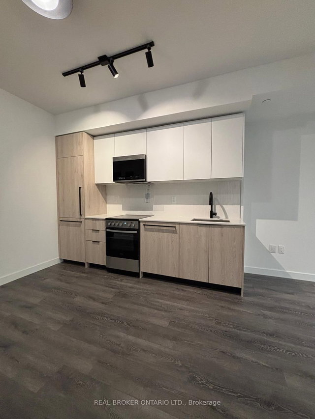 828 - 1635 MILITARY Trail