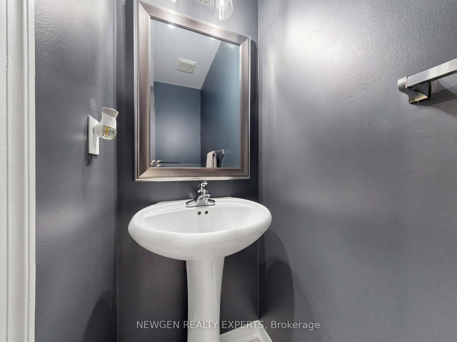 53 Silverwood Circle • Ajax, ON photo 16