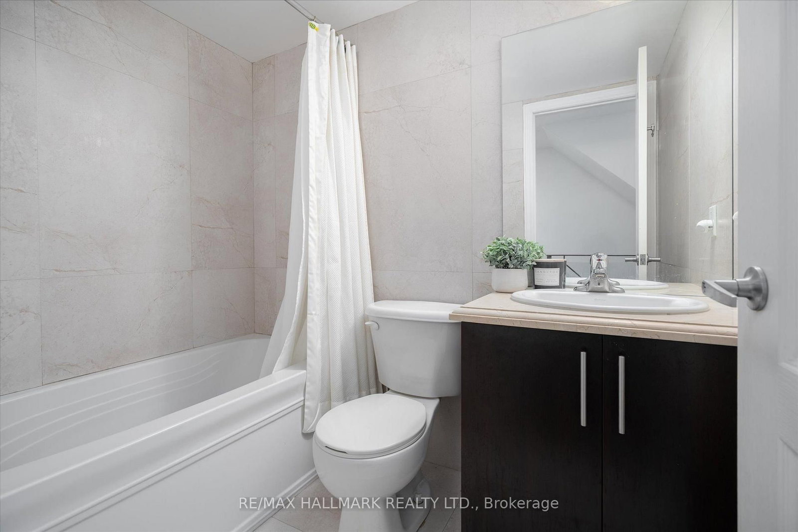 82 Woodbine Avenue • Toronto, ON photo 20