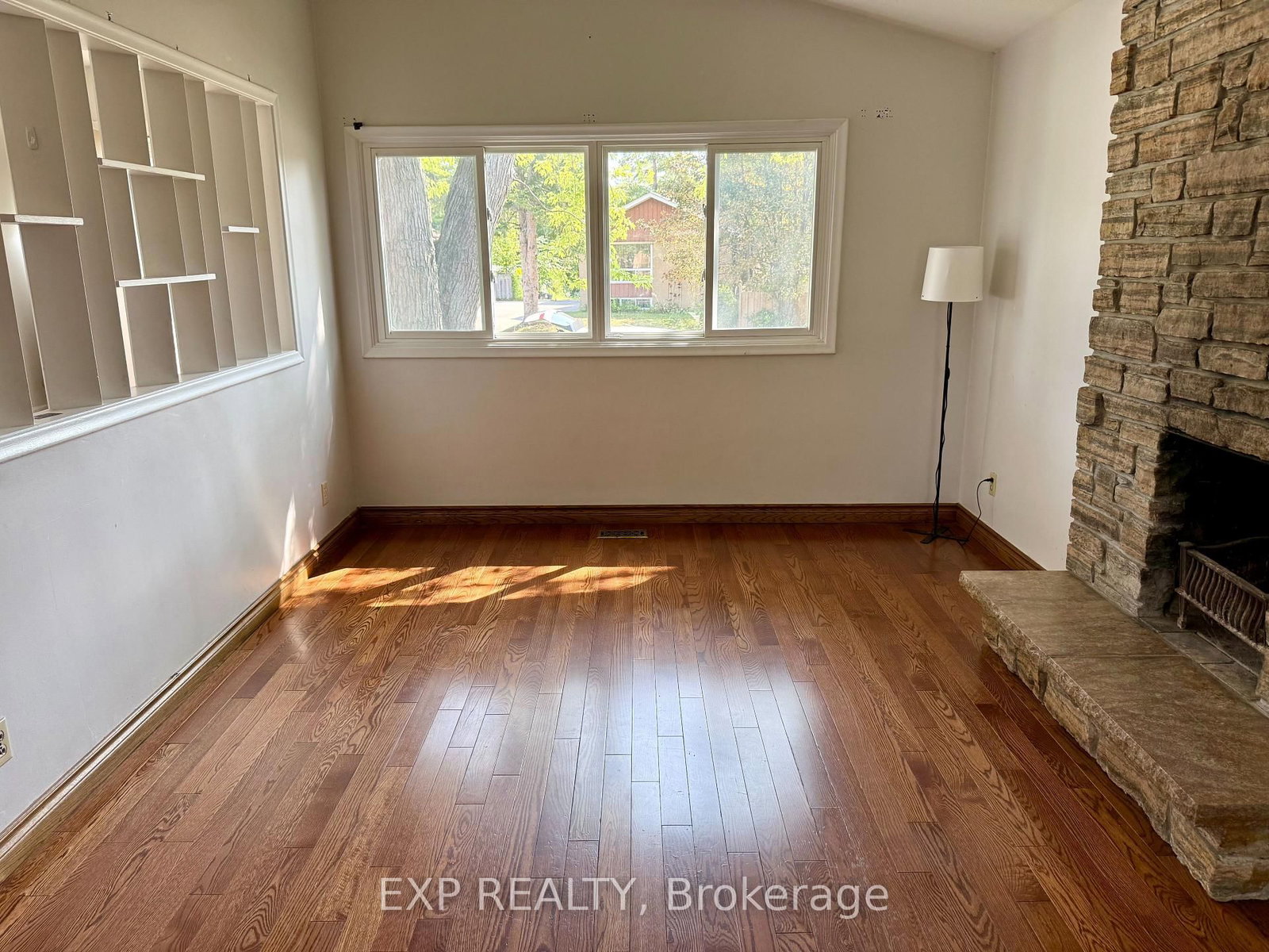 Upper - 6 Mid Pines Road, Toronto 4
