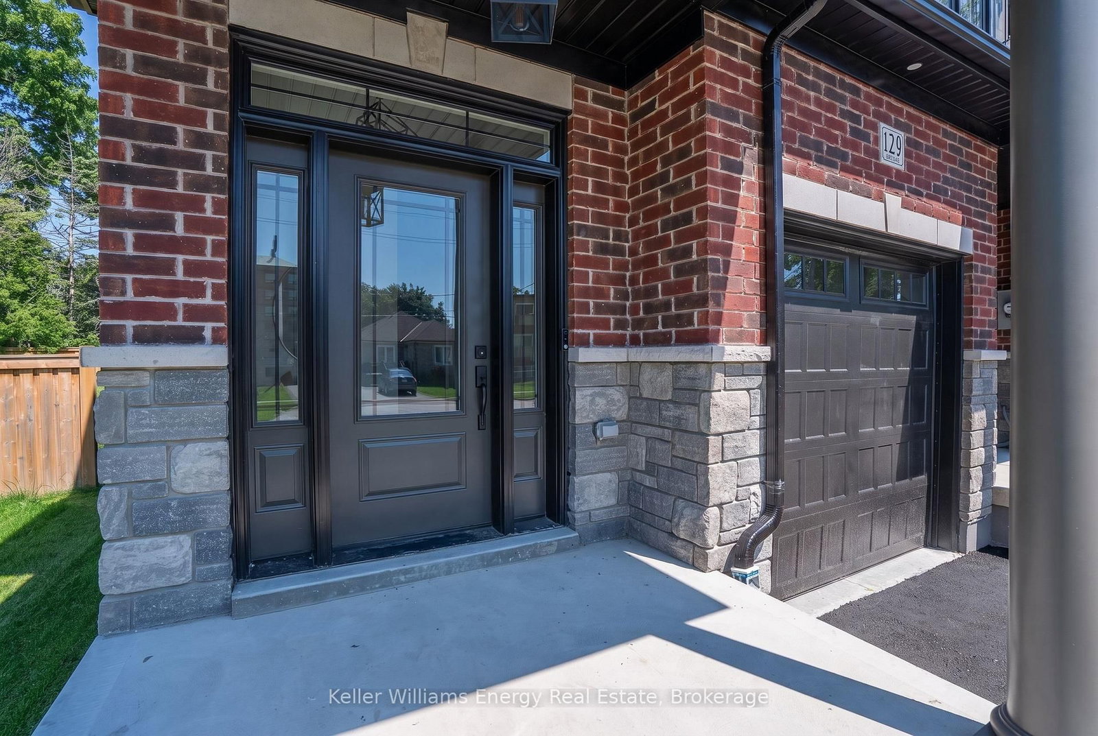 129 Hickory Street N • Whitby, ON photo 2