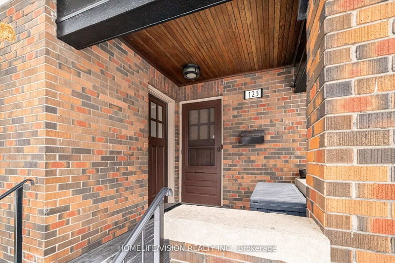123 Mary St E photo 3