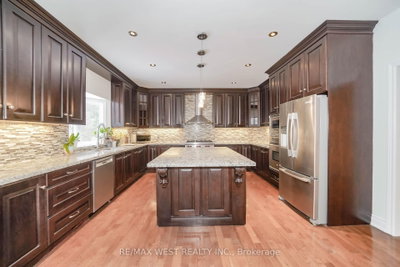 81 Woodview Drive • Pickering, ON photo 9
