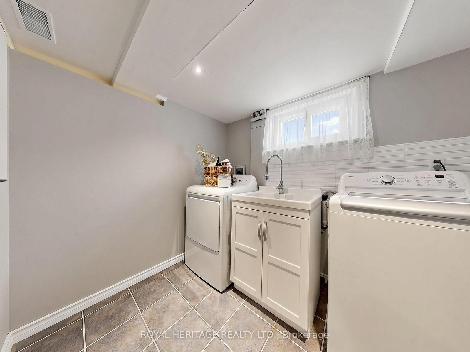 221 Hibbert Avenue • Oshawa, ON photo 34