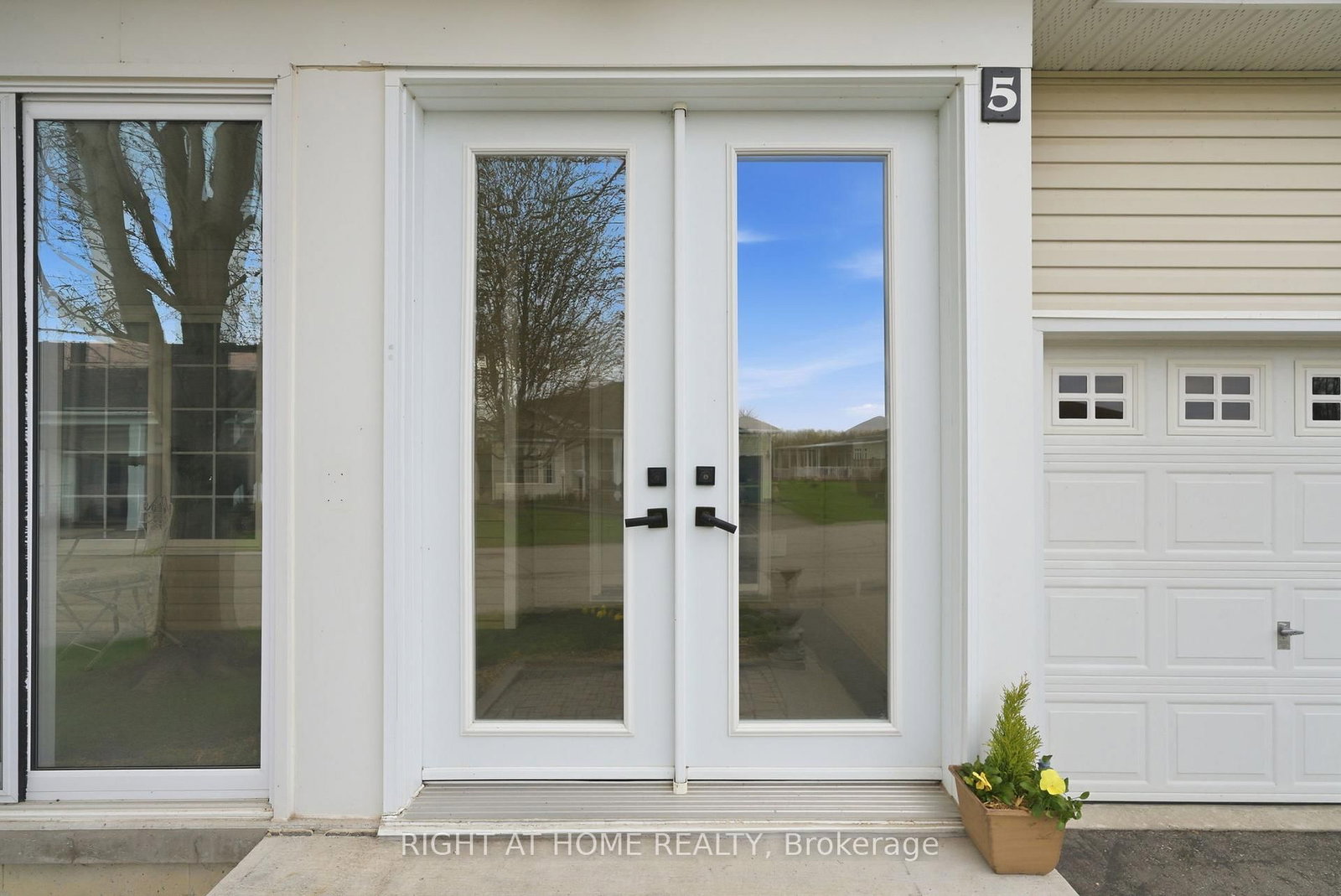 5 Park Place Lane • Clarington, ON photo 4