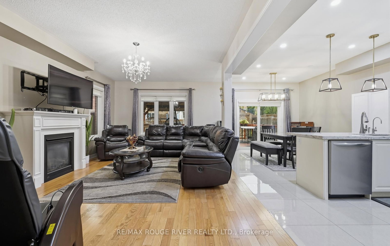 886 Groveland Avenue • Oshawa, ON photo 4