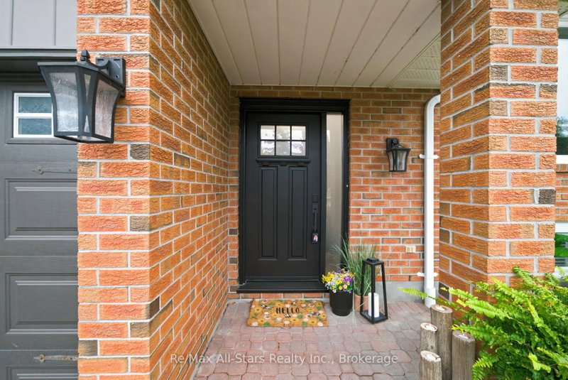 29 Applewood Crescent