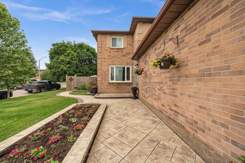 95 Rotherglen Road N
