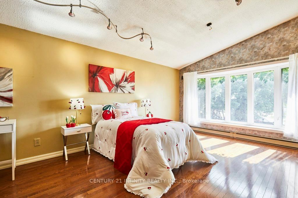 1 Goodland Gate • Toronto, ON photo 16