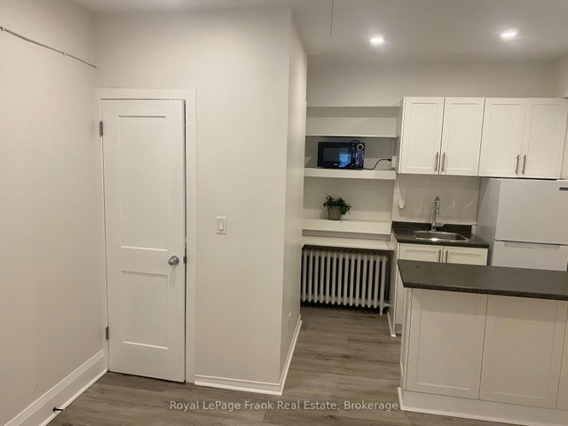 3 - 859 Dundas Street W