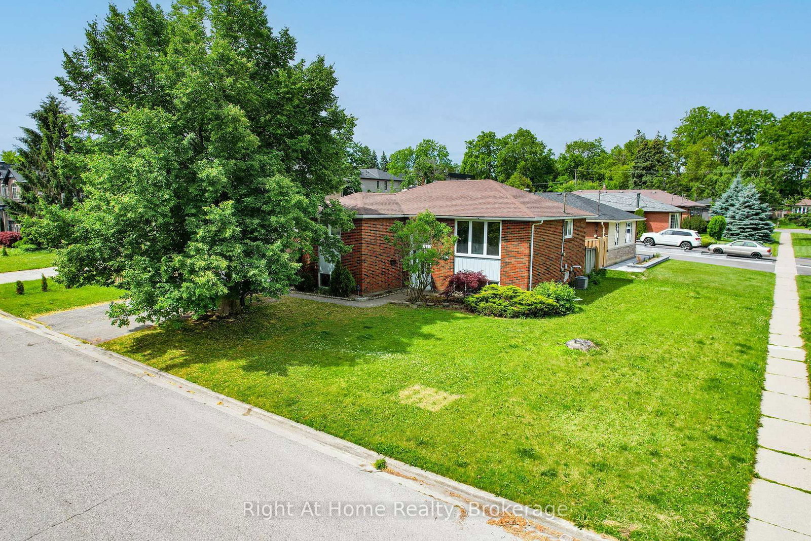 833 Vicki Drive • Pickering, ON photo 3