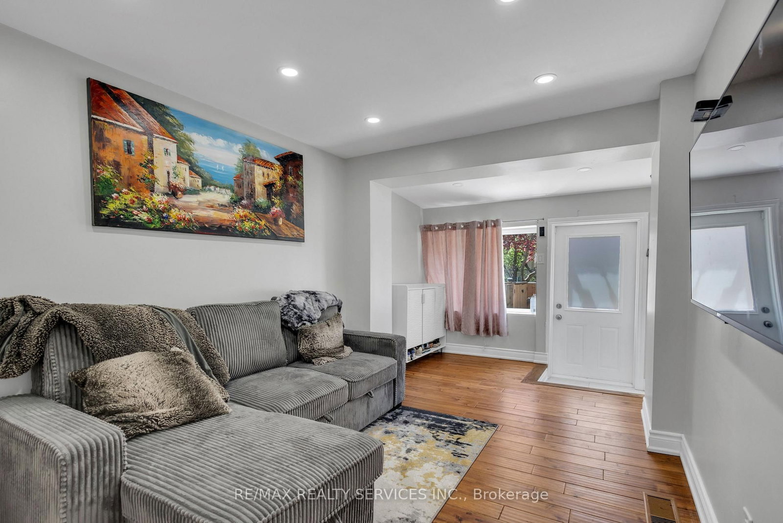 827 Craven Road • Toronto, ON photo 12