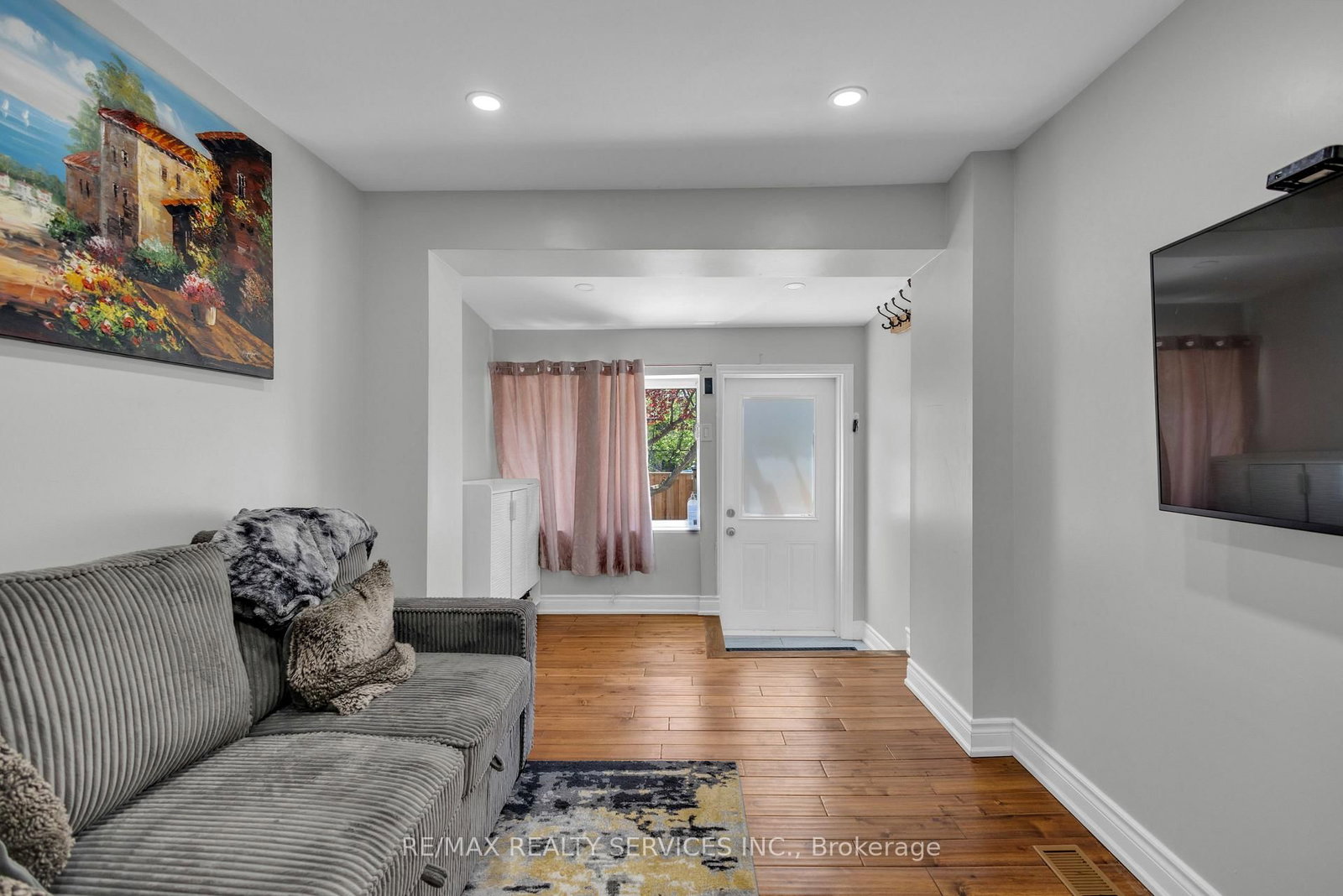 827 Craven Road • Toronto, ON photo 13