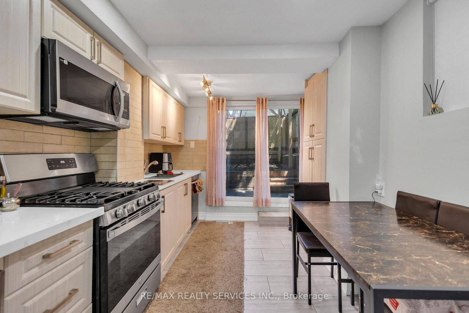827 Craven Road • Toronto, ON photo 16
