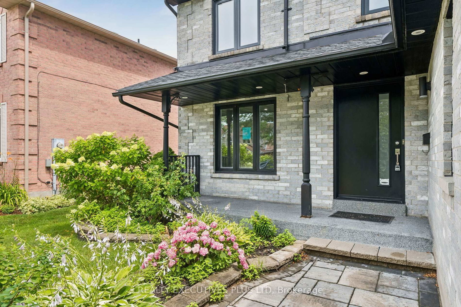693 Barnes Crescent • Oshawa, ON photo 5