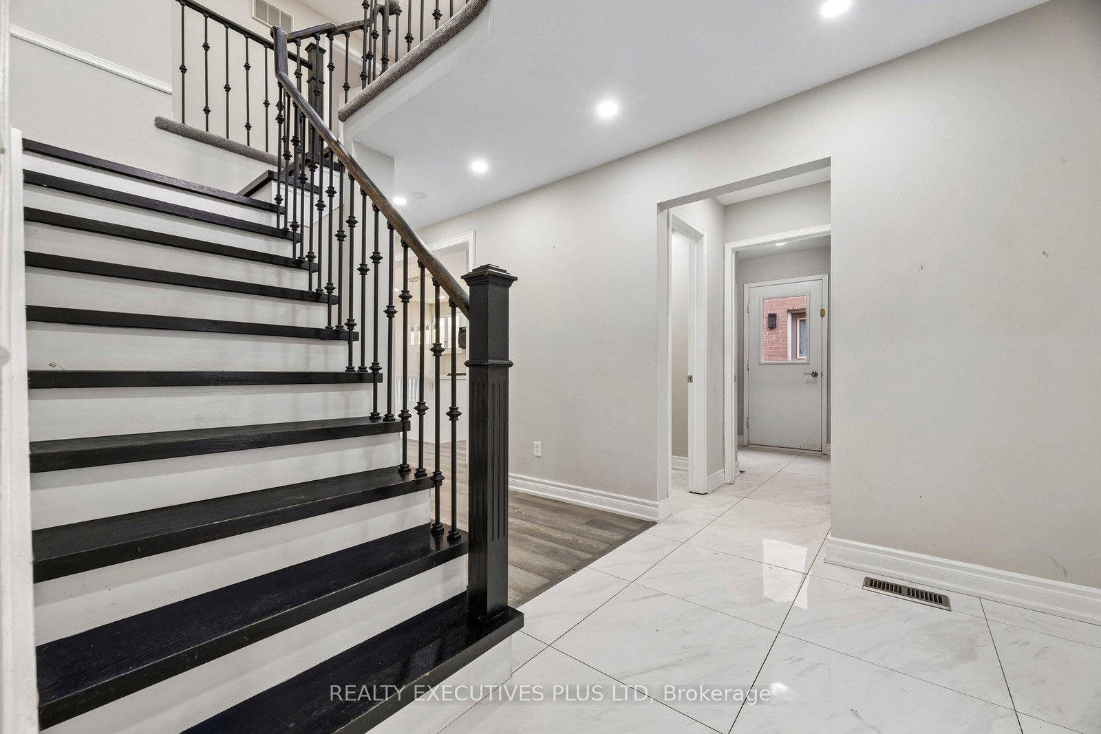 693 Barnes Crescent • Oshawa, ON photo 6