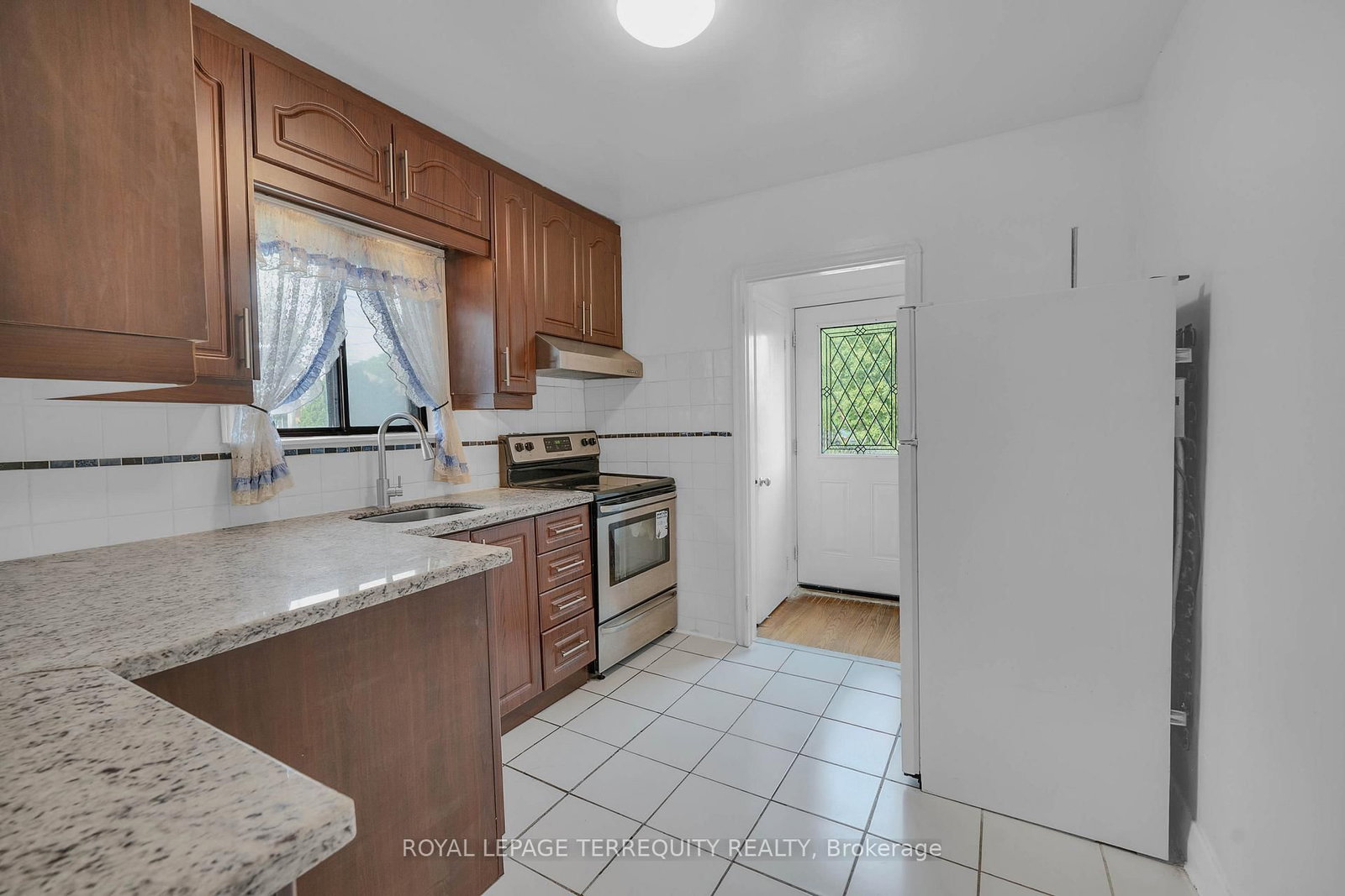 4 Harris Park Drive • Toronto, ON photo 12