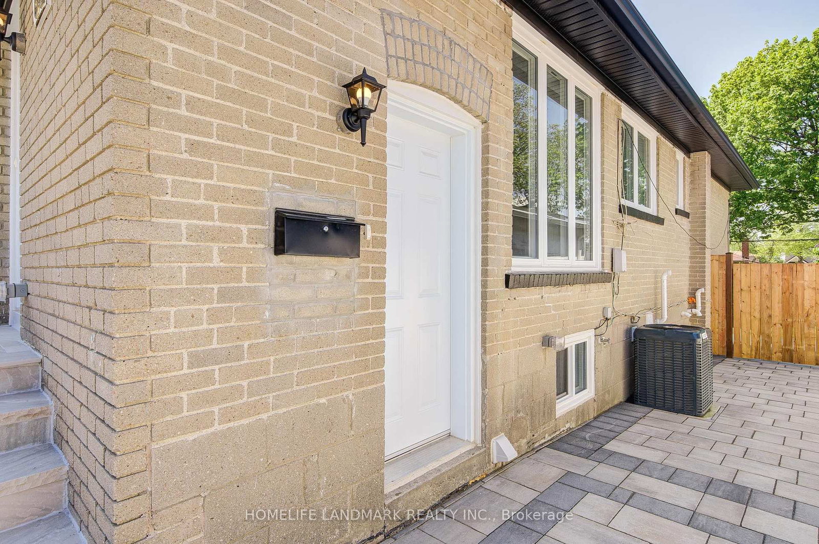 64 Laurel Avenue • Toronto, ON photo 8