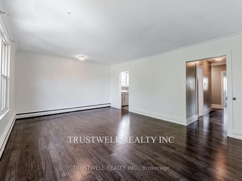 105 Mary St E photo 4
