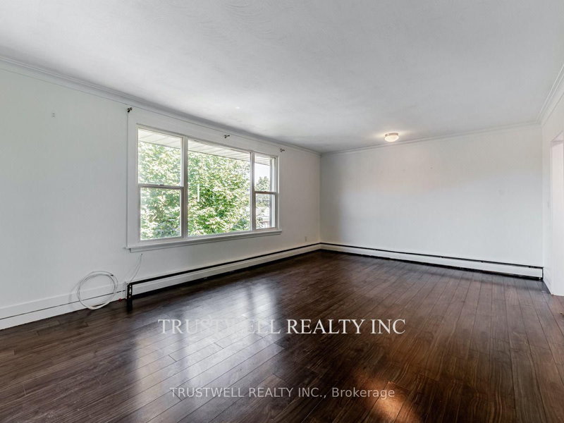 105 Mary St E photo 5