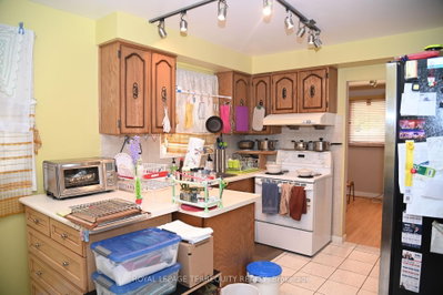 22 White Heather Boulevard • Toronto, ON photo 6