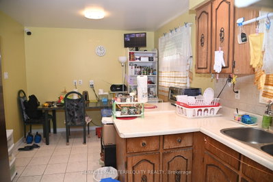 22 White Heather Boulevard • Toronto, ON photo 8