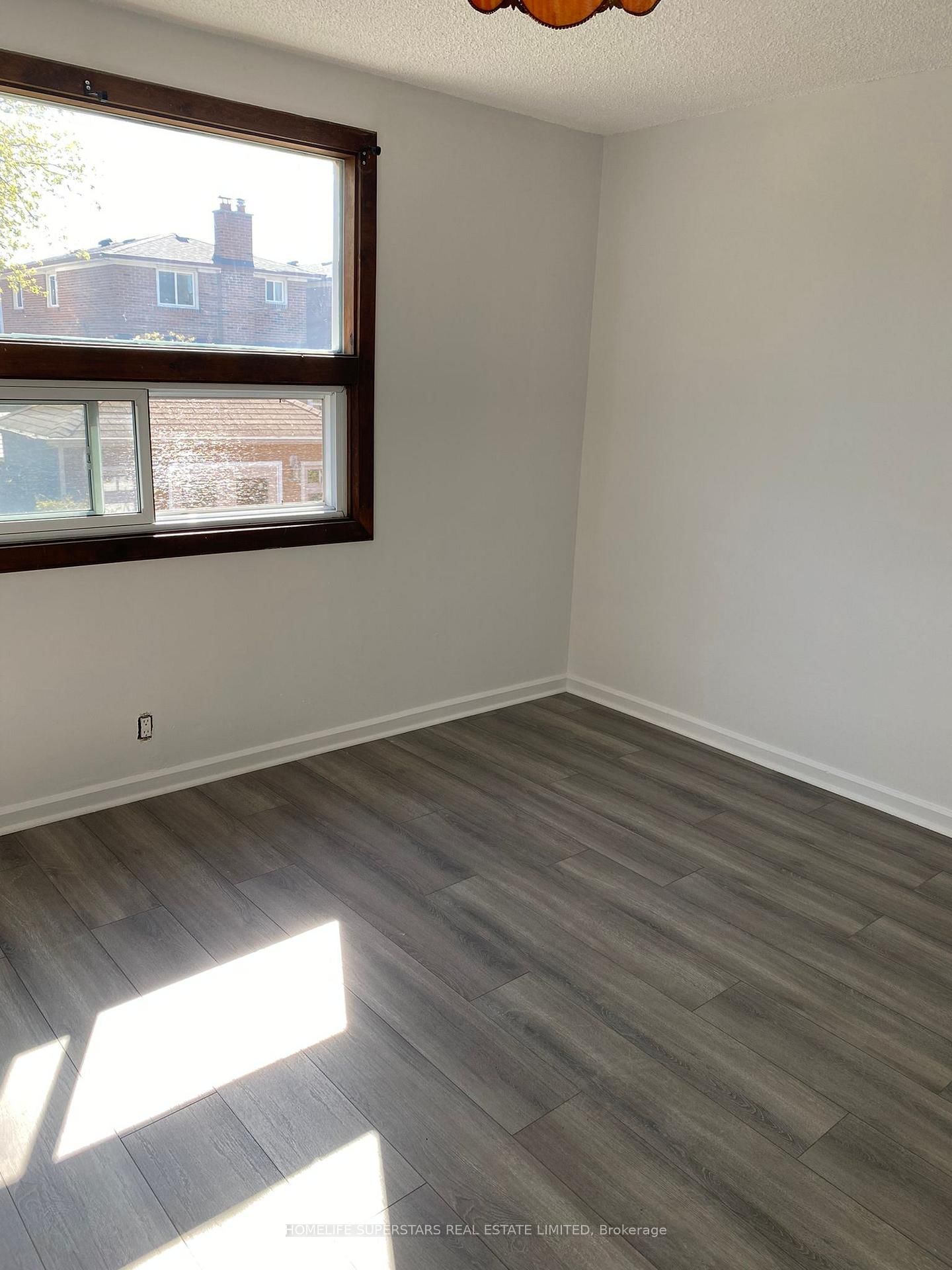Upper-1263 Woodbine Avenue, Toronto, ON