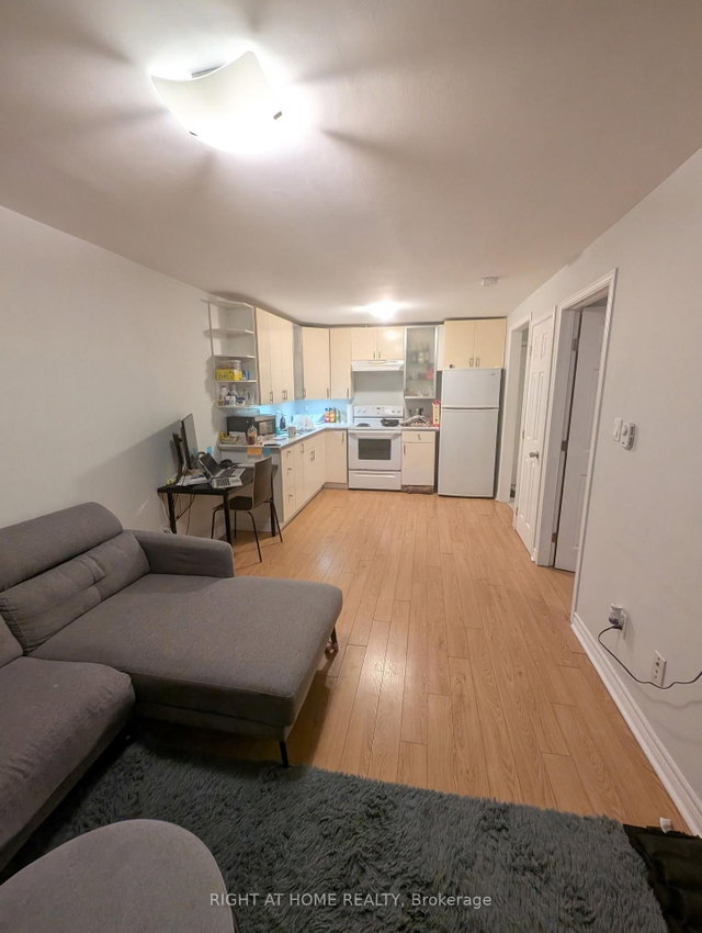 5 - 264 Monarch Park Avenue