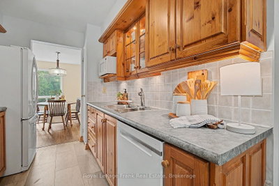 560 Reynolds Street • Whitby, ON photo 7